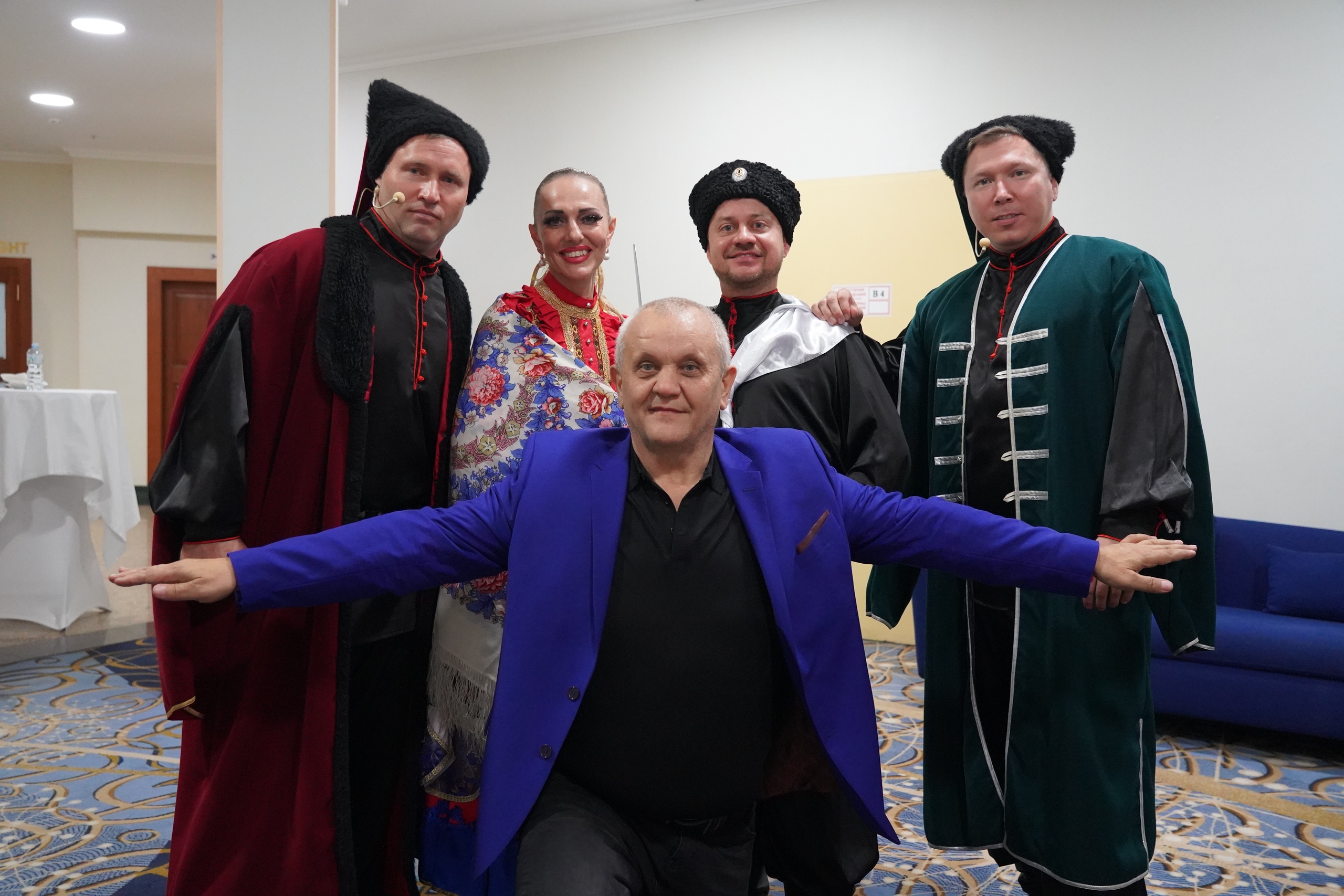 Юрий Звёздный с артистами в народных костюмах